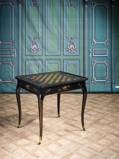 null Rare et élégante table à jeux de forme galbée à décor de vernis européen à fond...