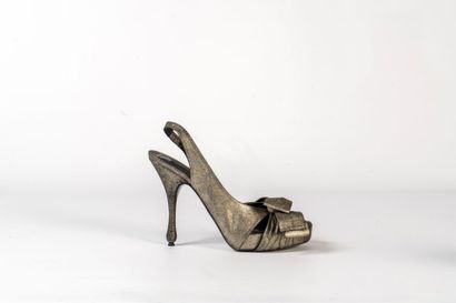 null MARC JACOBS
Paire d'escarpins à talons ouverts 
De couleur gris à décor de nœud,...