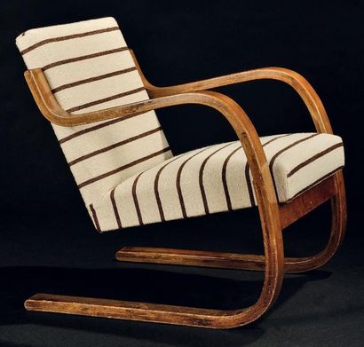 Alvar Aalto (1898-1976) Fauteuil modèle «cantilever» Bouleau et tissu lainé rayé...
