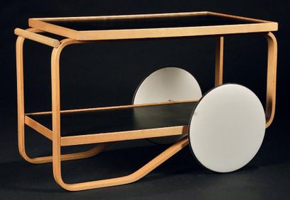 Alvar Aalto (1898-1976) Table roulante modèle «98/901» Bouleau, contreplaqué avec...