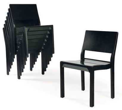 Alvar Aalto (1898-1976) Suite de 8 chaises modèle «Silla 11/611» Bouleau et contreplaqué...