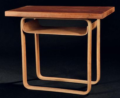 Alvar Aalto (1898-1976) Table basse modèle «A86» Bouleau et teck Édition Artek 1932...