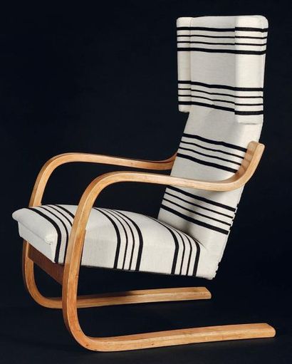 Alvar Aalto (1898-1976) Fauteuil modèle «Cantilever» Bouleau et tissu Édition Artek...