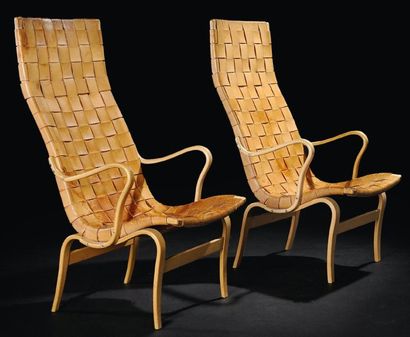 Bruno MATHSSON (1907-1988) Paire de fauteuils à hauts dossiers modèles modèle «Eva»...