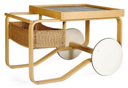 Alvar Aalto (1898-1976) Table roulante Bouleau, céramique et osier Édition Finmar...