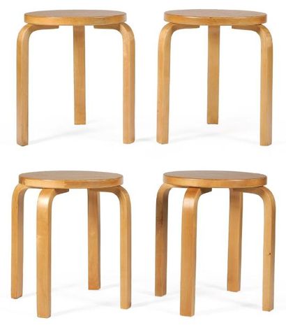 Alvar Aalto (1898-1976) Suite de 4 tabourets tripode modèle «60» Bouleau et loupe...