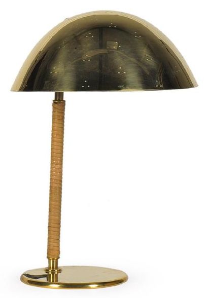 Paavo Tynell (1890-1973) Lampe de table modèle «Helmet» Laiton et bois Réalisée par...