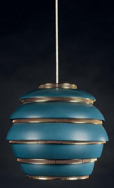 Alvar Aalto (1898-1976) Lustre modèle «A331» dit «Beehive» Métal laqué bleu et laiton...