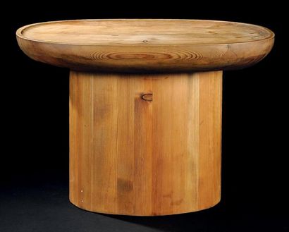 AXEL EINAR HJORTH (1888-1959) Table basse/ Guéridon modèle «Utö» Pin naturel scultpé...
