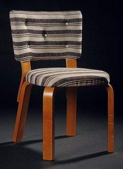 Alvar Aalto (1898-1976) Chaise modèle «A 35» Bouleau et tissu Édition Artek Vers...