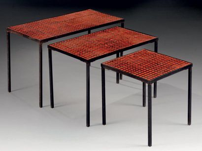 ROGER CAPRON (1920-2006) Suite de trois tables gigognes à décors de pastilles Faïence...