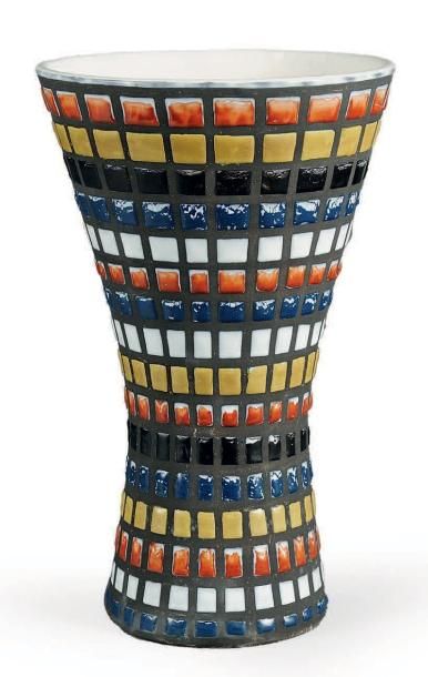 ROGER CAPRON (1920-2006) Vase diabolo à décors «pavés» Faïence émaillée polychrome...