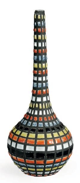 ROGER CAPRON(1920-2006) Vase soliflore à décors «pavés» Faïence émaillée polychrome...