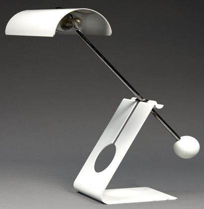 SABINE CHAROY Lampe à balancier Métal laqué blanc Vers 1970 H_55 cm L_30 cm