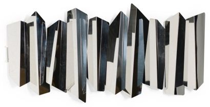 MARIO TORREGIANI Grande applique / sculpture Aluminium poli miroir et métal laqué...