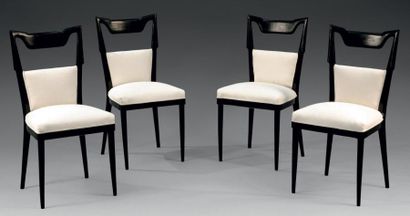 Paolo BUFFA (1903-1970) Suite de quatre chaises Tissu crème et bois laqué noir Vers...