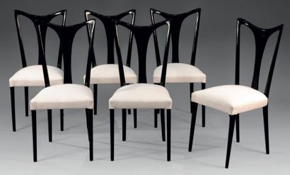 GUGLIEMO ULRICH (1904-1977) Suite de six chaises Tissu crème et acajou Vers 1950...