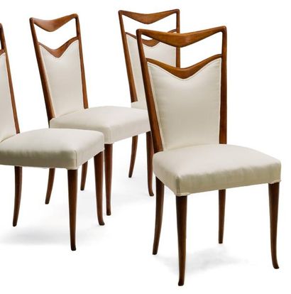 CARLO dE CARLI (1910-1971) Suite de quatre chaises Noyer et soie Vers 1945 H_98 cm...
