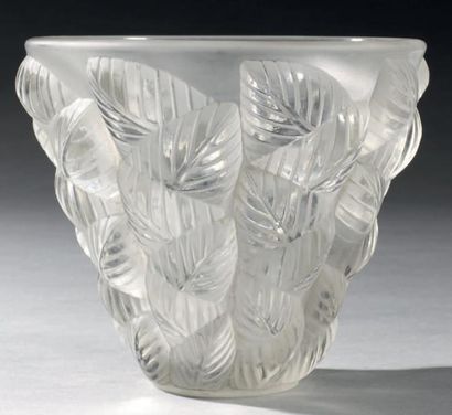 RENE LALIQUE (1860-1945) Vase à décors de feuilles Verre dépoli Signé «R.Lalique»...