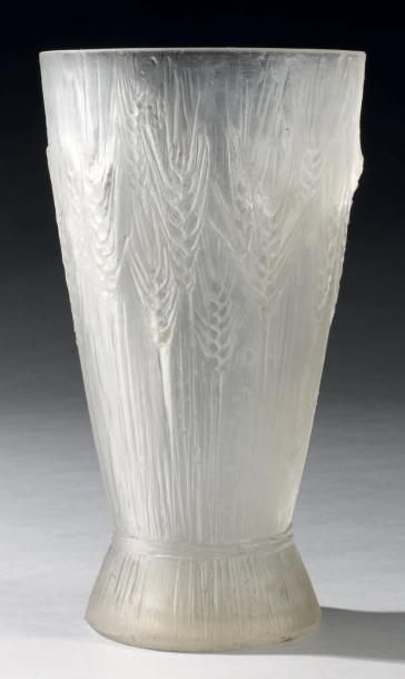 RENE LALIQUE (1860-1945) Vase à décors d'epis de blé Verre dépoli Signé «R.Lalique»...