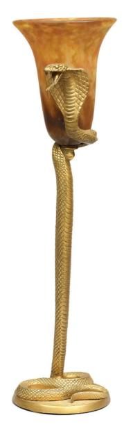 EDGAR BRANDT (1880-1960) ET DAUM (VERRIER) Lampe modèle «Cobra» Bronze doré et pâte...