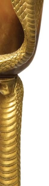 EDGAR BRANDT (1880-1960) ET DAUM (VERRIER) Lampe modèle «Cobra» Bronze doré et pâte...