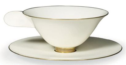 JACqUes-éMIle rUhlMAnn (1879-1933) Tasse et sous-tasse à thé Porcelaine ivoire et...