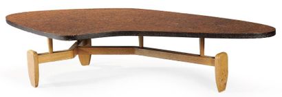 JOHN KEAL Table basse modèle «Amoeba» Acajou du Honduras et loupe de bois Édition...