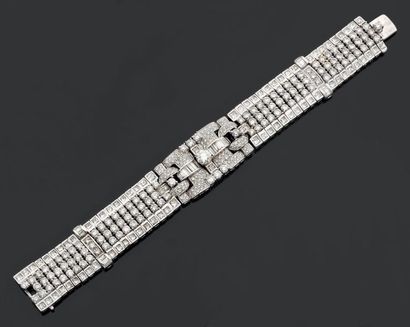 null BRACELET ARTICULÉ en or gris entièrement pavé de diamants taillés en brillant...