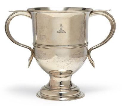 null "TWO HANDLE CUP" en argent. Londres, 1773. Orfèvre: King H_16,3 cm Poids: 572...