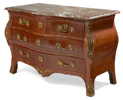 null COMMODE de forme tombeau en bois de violette ouvrant à cinq tiroirs sur trois...