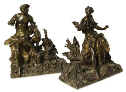 PAIRE DE GROUPES en bronze patiné représentant...