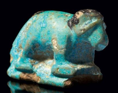 EGYPTE FIGURINE bicolore représentant un chien dressé sur une base, le pelage figuré...