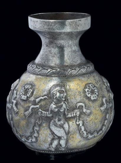 null VASE AUX DANSEUSES. Vase à corps piriforme orné au repoussé et doré de quatre...