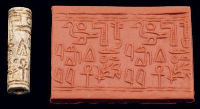 EGYPTE RARE CYLINDRE AU NOM DU ROI MERNEFERRÊ AY. Il est gravé d'un texte hiéroglyphique:...