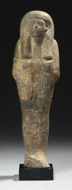EGYPTE SHAOUABTI AU NOM DU PRÊTRE-OUÂB DE SEKHMET SA-IMEN. Il est momiforme, coiffé...