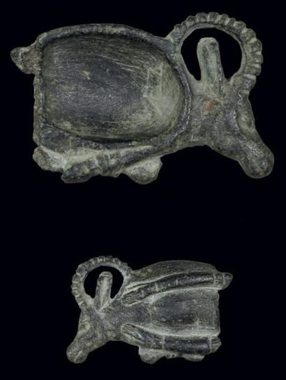 EGYPTE CUILLER À L'IBEX. Cuiller d'offrande fragmentaire dont le cuilleron représente...