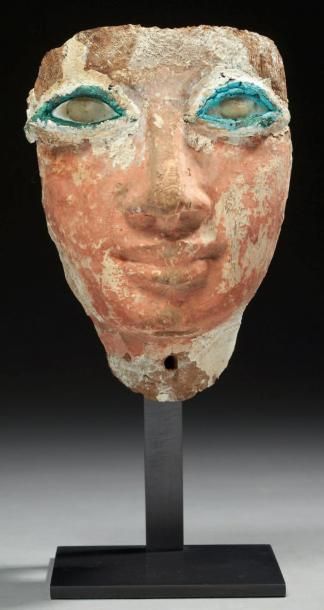 EGYPTE MASQUE DE SARCOPHAGE représentant le visage d'un homme à la carnation rosée,...