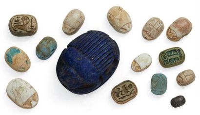 EGYPTE Lot composé d'un SCARABÉE DE COEUR en lapis-lazuli et de QUATORZE SCARABÉES,...