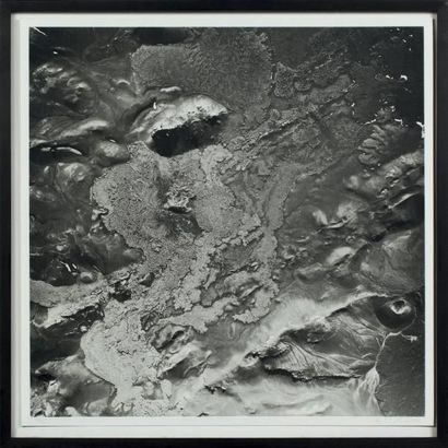 OLAFUR ELIASSON (NÉ EN 1967) Yet untitled, 2000 Photographie en noir et blanc. Signée...