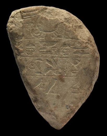 null SOMMET DE STÈLE sculptée du disque ailé de Béhédet surmontant trois lignes hiéroglyphiques:...
