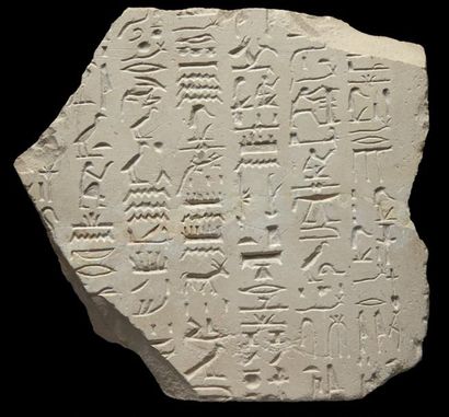 null STÈLE fragmentaire sculptée de sept colonnes hiéroglyphiques, sans lignes de...