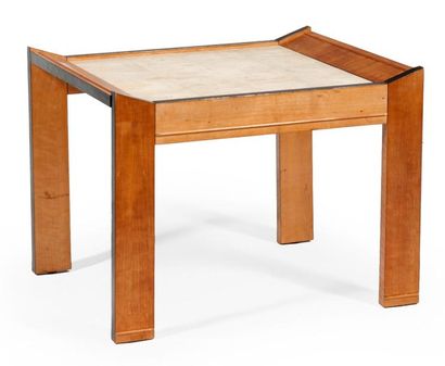 Rose ADLER (1892-1969) Rare table d'appoint Sycomore, placage d'ébène et galuchat...