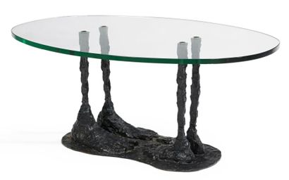 ROBERT COUTURIER (1905-1998) Table basse modèle «La rencontre» Bronze patiné et verre...