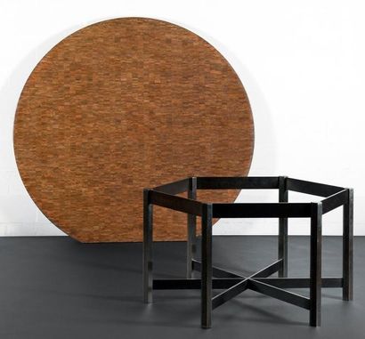 Jules Wabbes (1919-1974) Importante table circulaire dite «à pan coupé» Mutenyé massif...