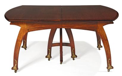 Gustave Serrurier-Bovy (1858-1910) Table de salle à manger Padouk, sabots en laiton...
