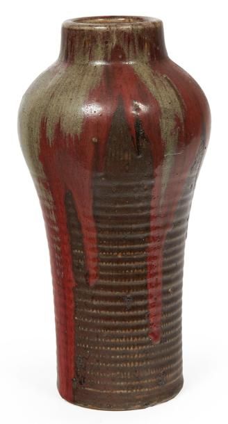 ÉMILE DECOEUR (1876-1953) Vase balustre Grès en partie émaillé «sang de boeuf» et...