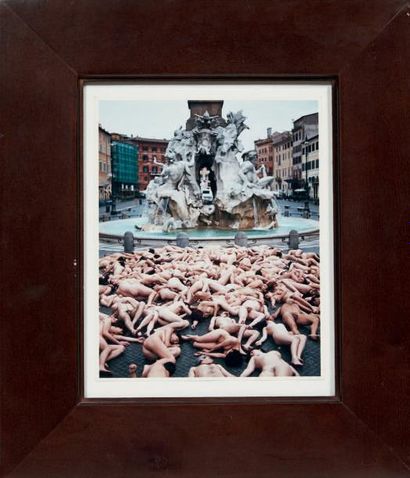 SPENCER TUNICK (NÉ E 1967) New Vienna I, 1999 Photographie tirage couleurs. Signée....