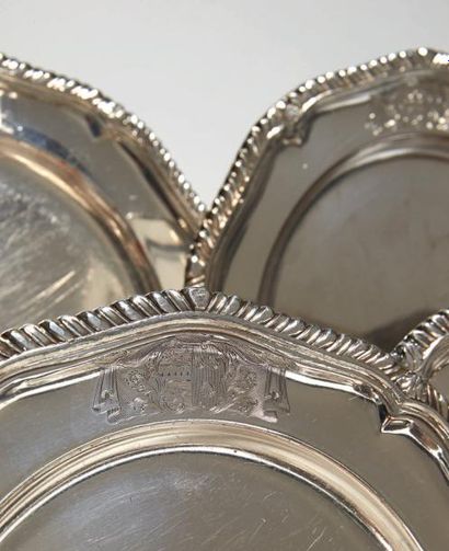 null DOUZE ASSIETTES en métal argenté, armoriées. Angleterre, XVIIIe siècle. D_24...