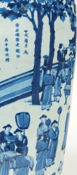 null VASE de forme balustre en porcelaine blanche décorée en bleu sous couverte de...